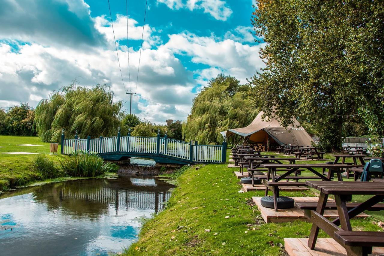 The George Inn Уорминстер Экстерьер фото